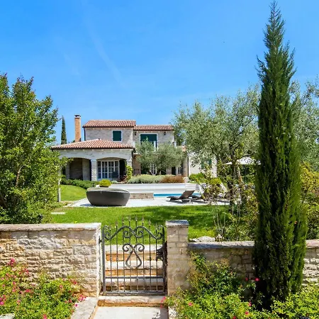 Lush With Artistic Interiors Pool * Baderna