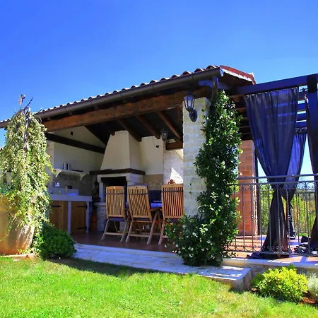 In With Private Pool Вилла Бадерна